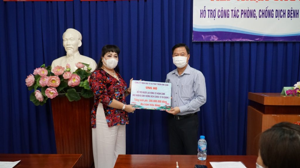 ng Lê Tấn Tài UVBTV Quận ủy Chủ tịch Ủy ban MTTQ Việt Nam quận 5 nhận bảng biểu trưng do đại diện công ty TNHH đầu tư và phát triển Kim Loan trao tặng.