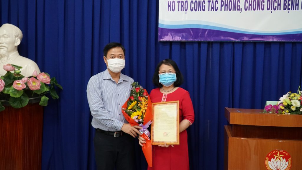 ng Lê Tấn Tài UVBTV Quận ủy Chủ tịch Ủy ban MTTQ Việt Nam quận 5 trao hoa và thư cảm ơn đến BCH Hội Doanh nghiệp Quận 5.
