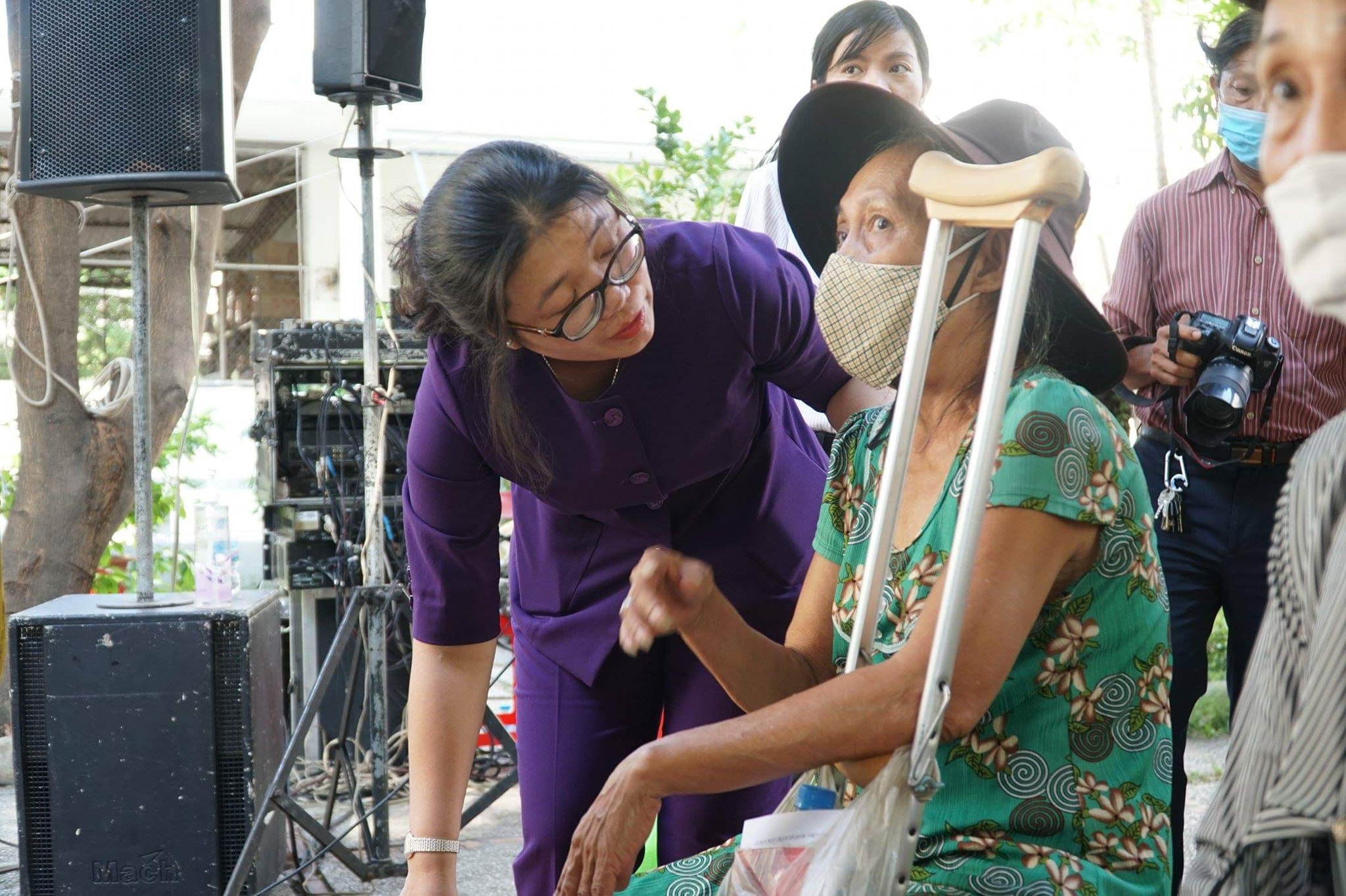 Bà Huỳnh Ngọc Nữ Phương Hồng Phó Bí thư thường trực Quận ủy trao quà đến người dân.