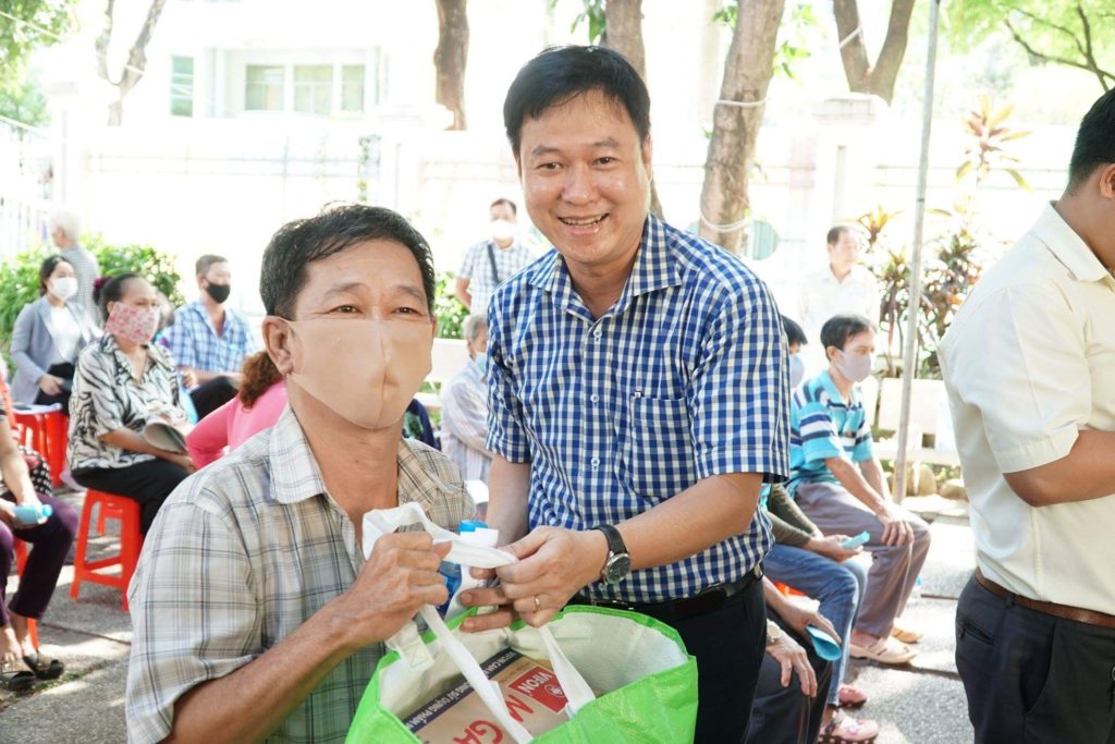 ng Lê Tấn Tài UVBTV Quận ủy Chủ tịch Ủy ban MTTQ Việt Nam Quận 5 tặng quà cho hộ dân khó khăn trên địa bàn.