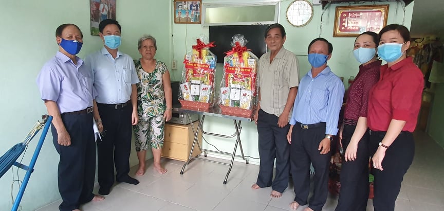 ng Lê Tấn Tài UVBTV Quận ủy Chủ tịch Ủy ban MTTQ Việt Nam quận 5 thăm và tặng quà vợ chồng cựu tù chính trị tù binh khó khăn