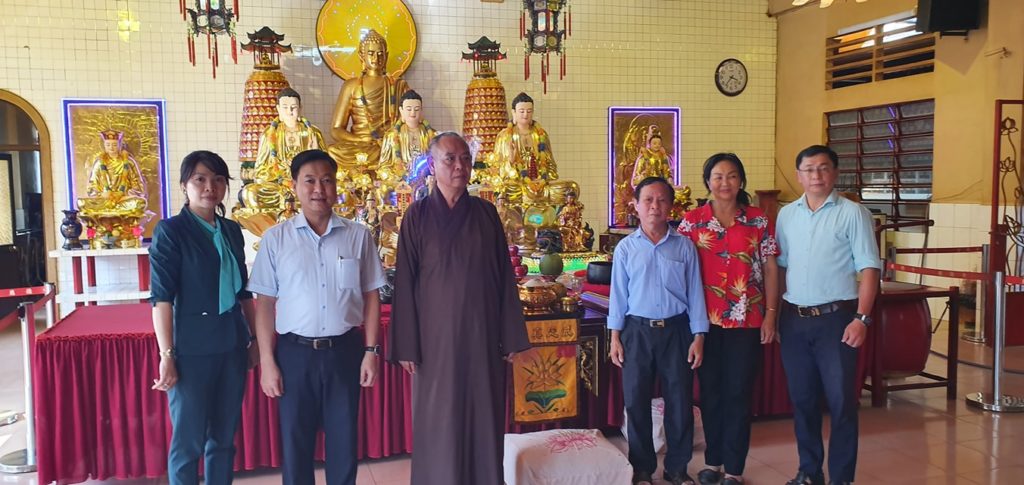 ng Lê Tấn Tài UVBTV Quận ủy Chủ tịch Ủy ban MTTQ quận 5 thăm và chúc mừng chùa