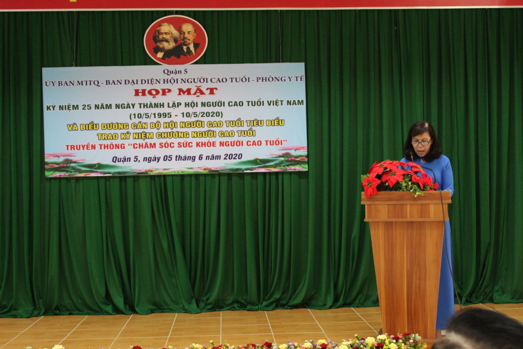 Bà Đoàn Thị Bạch Tuyết Phó ban đại diện Hội người cao tuổi Quận 5 phát biểu ôn truyền thống
