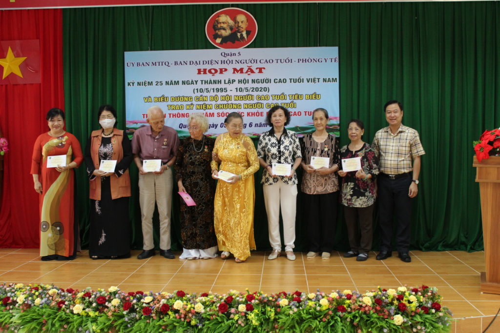 ng Lê Tấn Tài UVBTV Quận ủy Chủ tịch Ủy ban MTTQ Việt Nam Quận 5 tặng kỷ niệm chương Vì sự nghiệp chăm sóc và phát huy vai trò Người cao tuổi Việt Nam