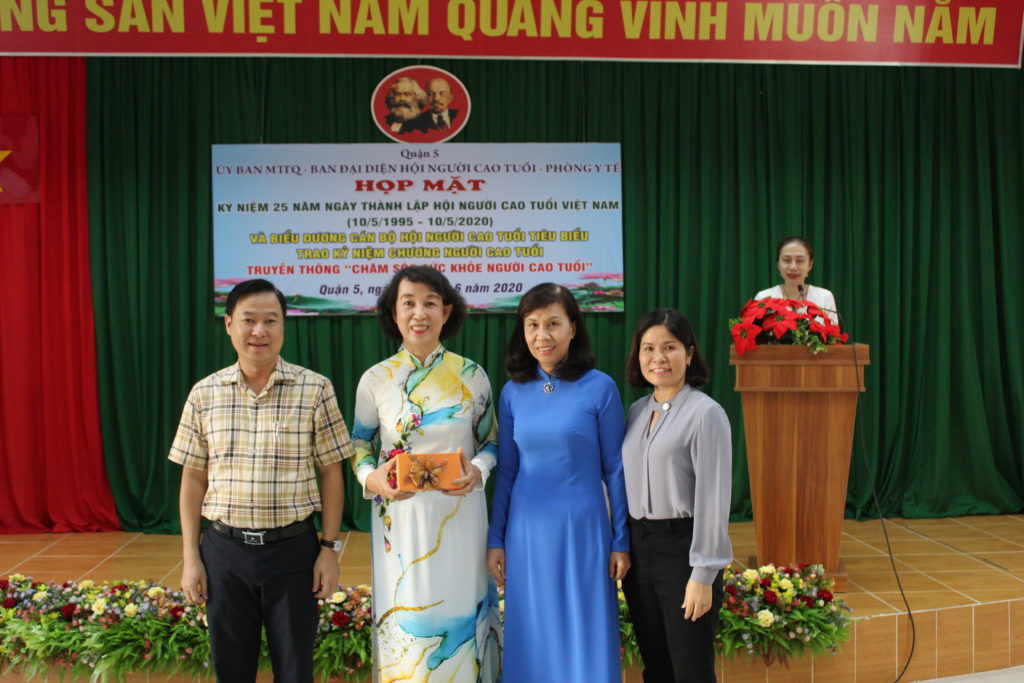 ng Lê Tấn Tài UVBTV Quận ủy Chủ tịch Ủy ban MTTQ Việt Nam Quận 5 tặng quà chúc mừng ngày truyền thống Người cao tuổi Việt Nam