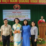 ng Lê Tấn Tài UVBTV Quận ủy Chủ tịch Ủy ban MTTQ Việt Nam Quận 5 tặng quà chúc mừng ngày truyền thống Người cao tuổi Việt Nam