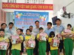 ng Lê Tấn Tài UVBTV Quận ủy Chủ tịch Ủy ban MTTQ Việt Nam quận 5 trao tặng quà cho thiếu nhi trường Tương Lai
