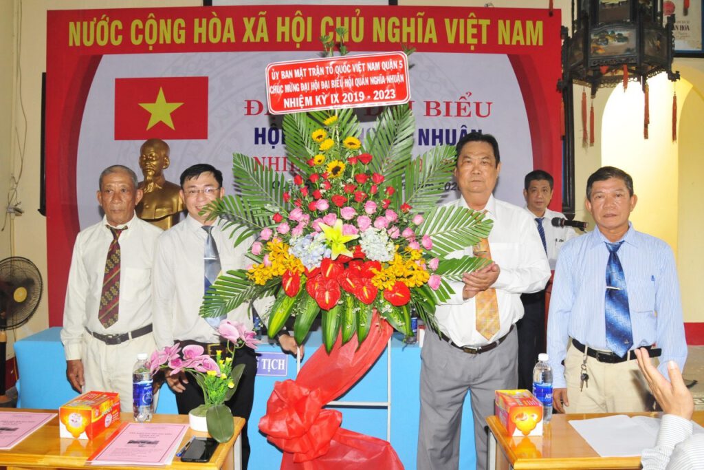 ng Trần Nam Đức Phó Chủ tịch Ủy ban MTTQ Việt Nam Quận 5 tặng hoa chúc mừng Đại hội