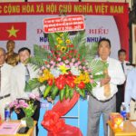 ng Trần Nam Đức Phó Chủ tịch Ủy ban MTTQ Việt Nam Quận 5 tặng hoa chúc mừng Đại hội