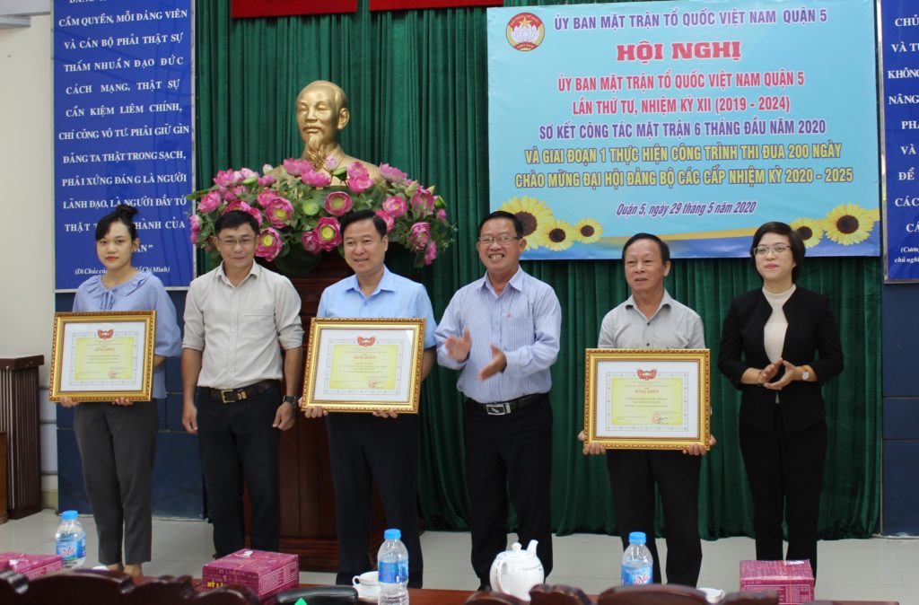 ng Vũ Mạnh Hải UVTT Trưởng ban Dân tộc Tôn giáo Ủy ban MTTQ Thành phố trao tặng bằng khen cho 02 tập thể và 01 cá nhân hoàn thành xuất sắc công tác Mặt trận năm 2019