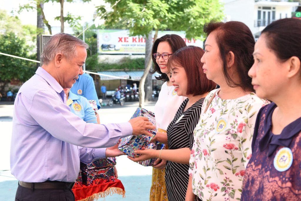 ng Nguyễn Văn Lưu Thành ủy viên Phó Trưởng ban Dân vận Thành ủy tặng quà chúc mừng gia đình hạnh phúc tiêu biểu
